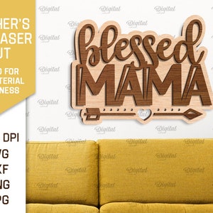以下が含まれることがあります： 木製の看板に「Blessed Mama」という文字が茶色の木目調の文字で書かれています。看板は白い壁に黄色いソファの上に置かれています。