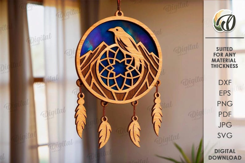 Peut inclure: Attrape-r&ecirc;ves en bois avec un motif d'oiseau et de montagne. Le cadre circulaire pr&eacute;sente un fond bleu et violet, avec un oiseau perch&eacute; au-dessus d'une cha&icirc;ne de montagnes. Trois plumes en bois pendent en dessous. Convient &agrave; toutes les &eacute;paisseurs de mat&eacute;riau.