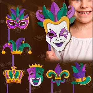 Puede incluir: Una colección de diez diseños coloridos con temática de Mardi Gras, que incluyen máscaras, una corona y una flor de lis, adecuados para diversos materiales. Los diseños son morados, verdes y amarillos. La imagen incluye el texto "10 DESIGNS" y "DIGITAL DOWNLOAD".