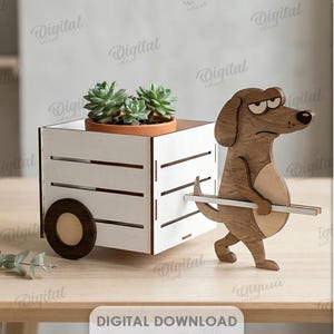 Può includere: Una fioriera a forma di cane in legno con un carrello che trasporta un piccolo vaso di terracotta con piante grasse. Il cane è marrone e sembra tirare il carrello. Il carrello è bianco con ruote marroni. La larghezza del materiale è di 3 mm.