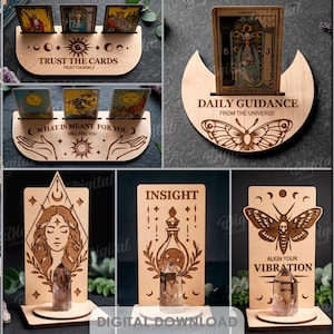 Puede incluir: Una colección de diez soportes de madera para cartas de tarot cortados con láser con motivos grabados celestiales, florales y místicos. Las piezas de madera clara incluyen ranuras para cartas, texto como Daily Guidance y 3 mm de grosor.