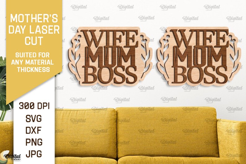 以下が含まれることがあります： 明るい木製の背景に、茶色の文字で「Wife Mum Boss」と書かれた木製の看板2つ。看板は花柄で囲まれています。