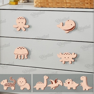 Pode incluir: Puxadores de gaveta de madeira em forma de animais, incluindo um esquilo, um polvo, uma baleia e um caranguejo. A imagem também mostra outras formas de animais. O texto diz "4 DESIGN SETS" e "DIGITAL DOWNLOAD".