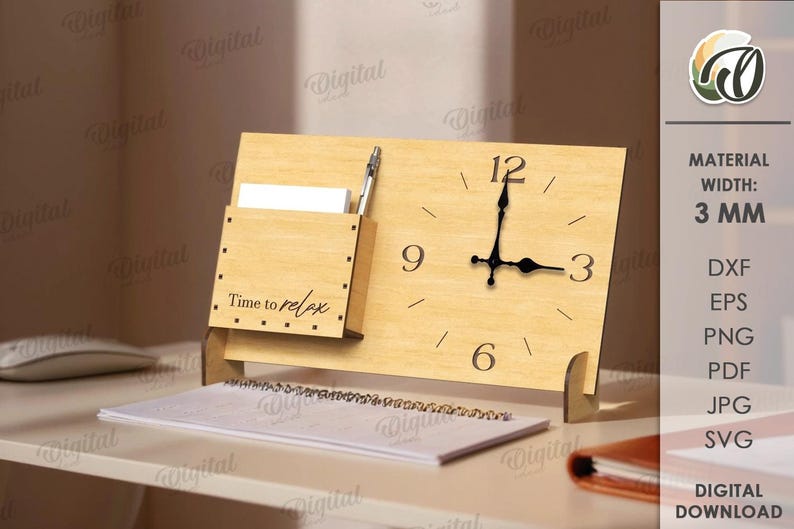 K&ouml;nnte beinhalten: Eine Holz-Schreibtischuhr mit Stifthalter und dem Text "Time to relax". Die Uhr hat schwarze Zeiger und ein minimalistisches Design. Ein Notizblock und ein Stift sind ebenfalls sichtbar.
