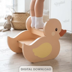 Könnte beinhalten: Ein zweistufiger Holzhocker in Entenform mit beiger Oberfläche, gelbem Flügeldetail und orangefarbenem Schnabel. Der Hocker hat eine Materialstärke von 15 mm. Dies ist ein digitales Download-Produkt mit DXF-, EPS-, PNG-, PDF-, JPG- und SVG-Dateien.