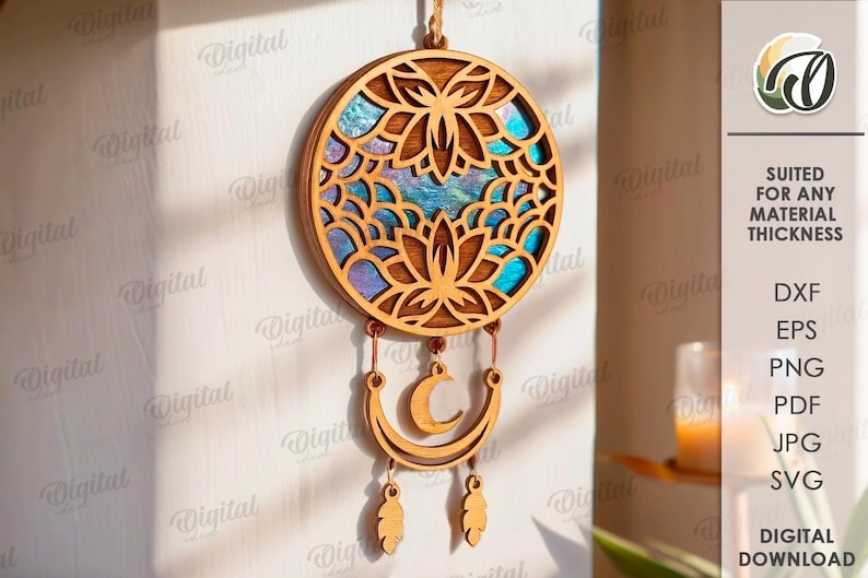 Peut inclure: Attrape-r&ecirc;ves en bois avec un motif floral et un pendentif en forme de croissant de lune. Le cadre rond en bois pr&eacute;sente un motif de fleur de lotus d&eacute;coup&eacute; au laser avec un centre iris&eacute; color&eacute;. Deux breloques en forme de plumes pendent en dessous.