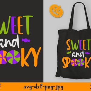 Op de afbeelding: Een zwarte tote bag met de tekst "Sweet and Spooky" in oranje, groene en paarse letters. De tekst wordt omringd door twee snoepspiraalvormen in paars, groen en oranje.