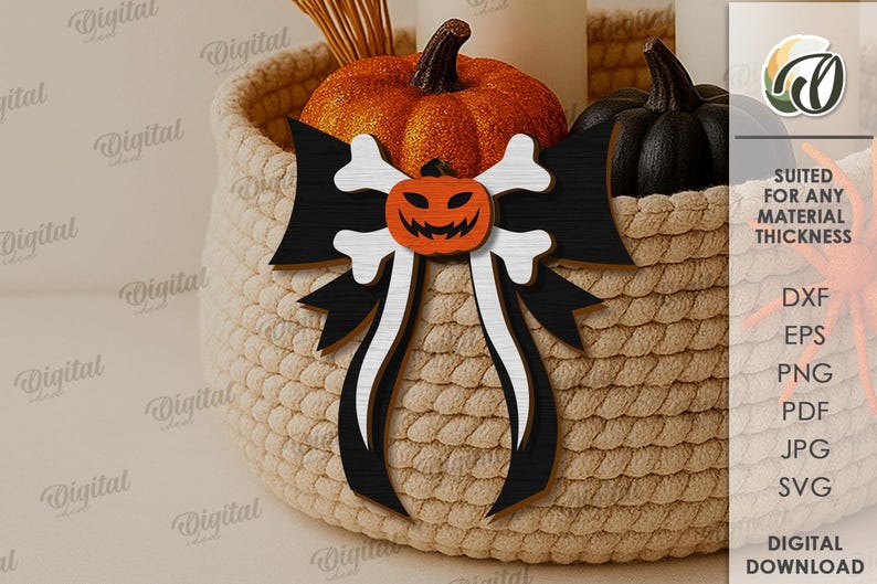 K&ouml;nnte beinhalten: Eine dekorative Halloween-Schleife mit einem geschnitzten K&uuml;rbisgesicht und Knochenakzenten. Die Schleife ist schwarz und wei&szlig;, mit einem geschnitzten K&uuml;rbis in der Mitte. Sie befindet sich in einem geflochtenen Korb mit K&uuml;rbissen und Kerzen.