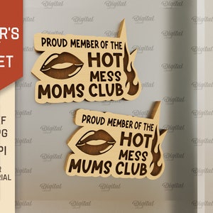 Może przedstawiać: Dwa drewniane znaki z tekstem "Proud Member of the Hot Mess Moms Club" i czerwonym wzorem ust. Znaki znajdują się na białej ścianie.