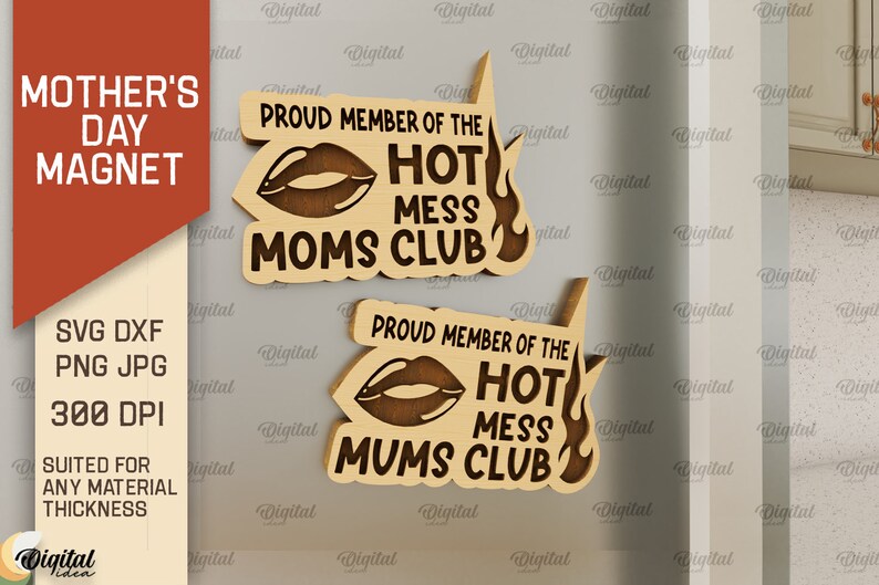Może przedstawiać: Dwa drewniane znaki z tekstem "Proud Member of the Hot Mess Moms Club" i czerwonym wzorem ust. Znaki znajdują się na białej ścianie.