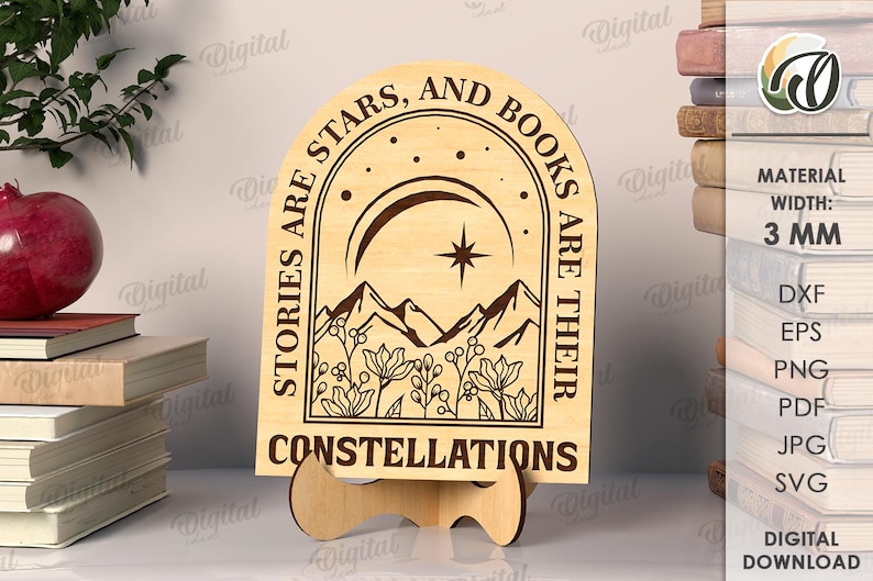 K&ouml;nnte beinhalten: Ein Holzschild mit dem Text "STORIES ARE STARS, AND BOOKS ARE THEIR CONSTELLATIONS" wird auf einem St&auml;nder angezeigt. Das Schild zeigt ein Berg- und Sterndesign. Das Schild ist 3 mm breit. Digitaler Download.