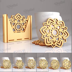 Puede incluir: Diez diseños diferentes de mandalas cortados con láser para posavasos. Los posavasos están hechos de madera y tienen un grosor de 3 mm. Los diseños son intrincados y detallados. La imagen muestra un conjunto de posavasos con un portavasos.