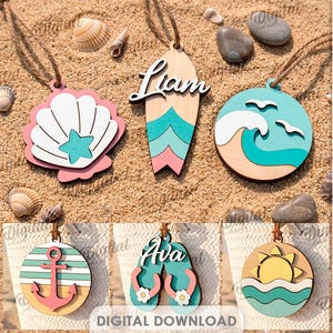 Könnte beinhalten: Eine Sammlung von zehn dekorativen hängenden Holzornamenten mit Strandmotiven, darunter eine Muschel, ein Surfbrett, eine Meereswelle, ein Anker, Flip-Flops, eine Sonne, eine Ananas, eine Wassermelone und eine Kokosnuss mit Juteschnur.