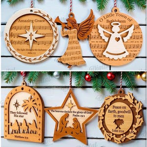Pode incluir: Uma coleção de dez enfeites de Natal de madeira com vários designs. Os enfeites apresentam temas religiosos, incluindo anjos, estrelas e cenas de Natal, com textos como "Amazing Grace" e versículos bíblicos. Cada enfeite é cortado a laser.