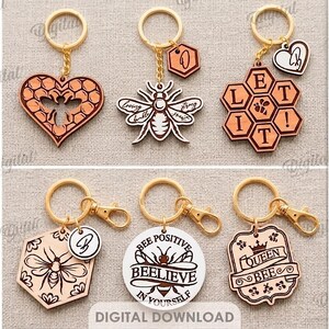 Puede incluir: Una colección de llaveros de madera con diseños de abejas. Los llaveros presentan varias formas, incluyendo corazones, hexágonos y círculos, con ilustraciones de abejas grabadas y frases inspiradoras. La imagen también incluye el texto "10 Designs".