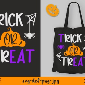 Op de afbeelding: Een zwarte tote bag met de tekst "Trick or Treat" in witte en paarse letters. Het ontwerp bevat een pompoen, spinnen en spinnenwebben. De tas is 300 DPI.
