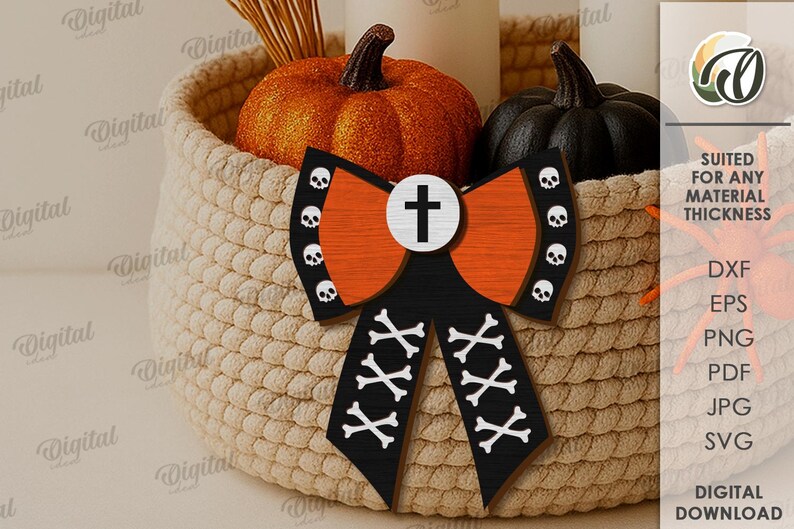 K&ouml;nnte beinhalten: Eine Halloween-Schleife mit Kreuz- und Totenkopf-Design in Orange, Schwarz und Wei&szlig; liegt in einem geflochtenen Korb mit orangefarbenen und schwarzen K&uuml;rbissen. Die Schleife ist mit Totenk&ouml;pfen und gekreuzten Knochen verziert. Der Text rechts lautet "SUITED FOR ANY MATERIAL THICKNESS".