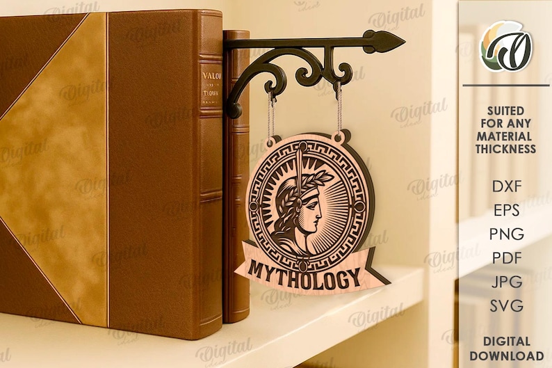 Peut inclure: Un panneau d&eacute;coratif pour une &eacute;tag&egrave;re, avec un motif circulaire repr&eacute;sentant un profil de personne portant une couronne de laurier et le mot "MYTHOLOGY". Le panneau est suspendu &agrave; un support en m&eacute;tal noir, &agrave; c&ocirc;t&eacute; de deux livres bruns.