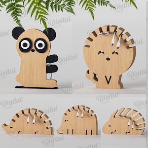 Puede incluir: Soportes de madera para auriculares con forma de animales, como un panda y un león. Los soportes están hechos de material de 3 mm de grosor y están disponibles como descarga digital. La imagen muestra 10 diseños diferentes.