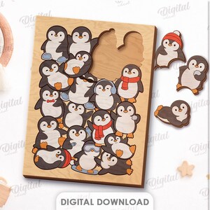 Puede incluir: Un tablero de rompecabezas de madera con m&uacute;ltiples ping&uuml;inos ilustrados con varios accesorios de invierno como bufandas, orejeras y gorros. El tablero incluye un marco rectangular con recortes para las piezas y texto de formatos.