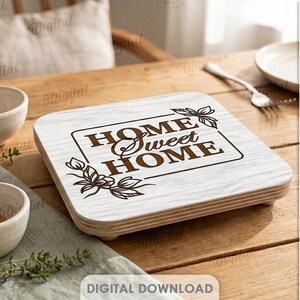 Puede incluir: Un letrero cuadrado de madera con acabado de veta de madera blanca que presenta el texto grabado en marrón oscuro HOME SWEET HOME rodeado de arte lineal floral. El letrero tiene un grosor de 3 mm y está disponible como descarga digital en formatos DXF, EPS, PNG, PDF, JPG y SVG.