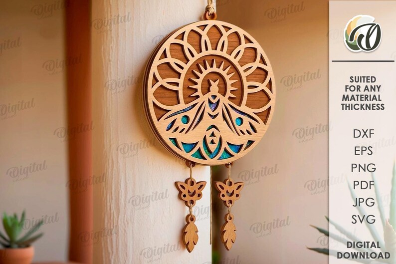 Peut inclure: D&eacute;coration murale en bois circulaire avec un motif de soleil et un insecte stylis&eacute; au centre. Des accents bleus et des pendentifs en forme de papillon et de feuille sont suspendus. Le texte indique "SUITED FOR ANY MATERIAL THICKNESS".