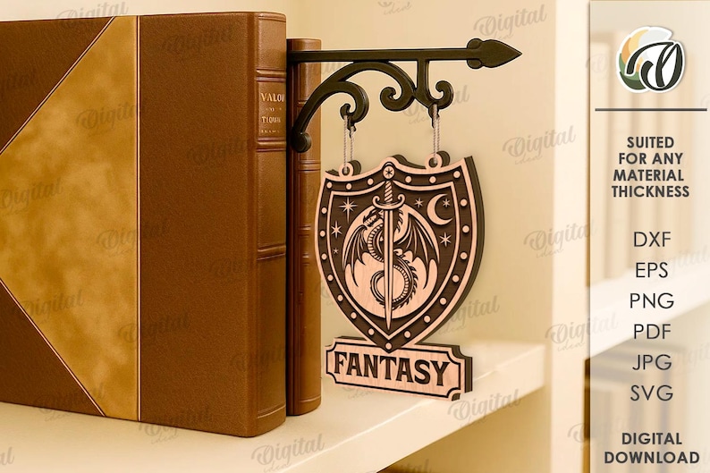 Peut inclure: Un serre-livres d&eacute;coratif sur le th&egrave;me de la fantaisie, avec un bouclier, une &eacute;p&eacute;e, un dragon et des &eacute;l&eacute;ments c&eacute;lestes. Le serre-livres marron est suspendu &agrave; un support en m&eacute;tal noir. Le mot "FANTASY" est affich&eacute; en bas.