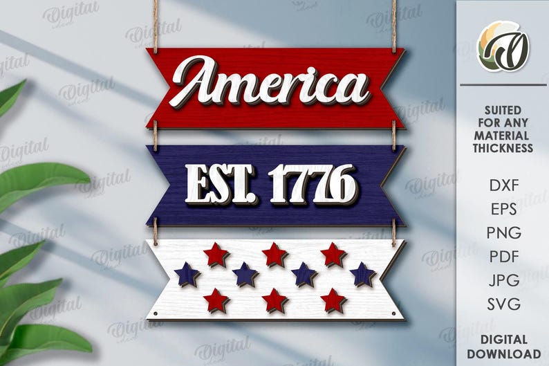 Peut inclure: Panneau en bois patriotique avec trois banni&egrave;res superpos&eacute;es. La banni&egrave;re sup&eacute;rieure indique "America" en blanc sur fond rouge. La banni&egrave;re du milieu indique "EST. 1776" sur fond bleu. La banni&egrave;re inf&eacute;rieure a des &eacute;toiles rouges et bleues.