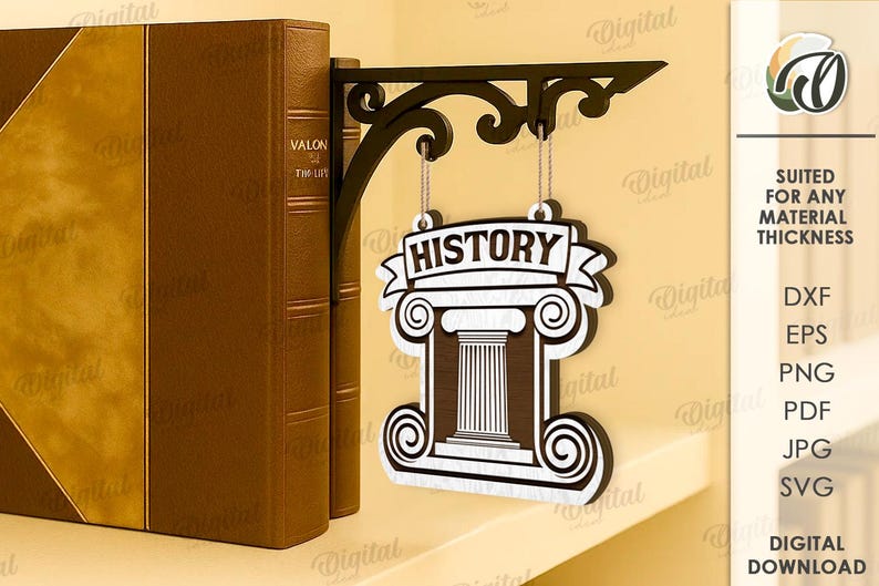 Peut inclure: Un support d'&eacute;tag&egrave;re d&eacute;coratif en m&eacute;tal noir avec une enseigne suspendue qui dit "HISTORY". L'enseigne pr&eacute;sente un dessin de colonne en blanc et marron. Deux livres bruns sont &agrave; gauche.