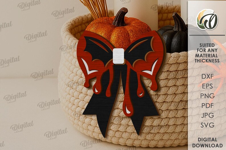 K&ouml;nnte beinhalten: Ein h&ouml;lzerner Halloween-Bogen mit einem Fledermausfl&uuml;gel-Design, schwarzen und roten Akzenten und tropfenden Blutdetails. Der Bogen befindet sich vor einem geflochtenen Korb mit K&uuml;rbissen und anderen Dekorationen. Digitaler Download.