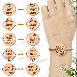 Puede incluir: Diez diseños diferentes para un dije de pulsera con varias frases relacionadas con madres y abuelas. Los dijes son de color marrón claro con texto y diseños marrones oscuros. Los dijes se muestran en una pulsera en la muñeca de una persona.