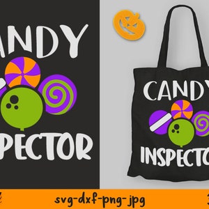 Op de afbeelding: Een zwarte tote bag met de tekst "Candy Inspector" in wit. De tas heeft een ontwerp van kleurrijk snoep, waaronder een paars en wit gestreept snoepje, een groen snoepje met drie stippen en een paars en oranje swirl snoepje. De tas is 300 DPI.