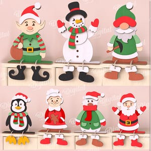 Puede incluir: Colección de diez recortes de madera con temática navideña, que incluyen a Papá Noel, elfos, un muñeco de nieve y un gnomo. Cada figura es de colores brillantes y está diseñada para colocarse en un estante. El ancho del material es de 3 mm.