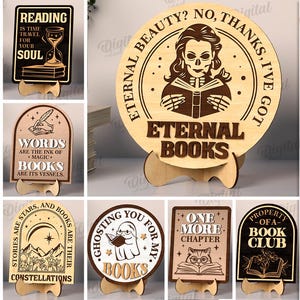 K&ouml;nnte beinhalten: Eine Sammlung von zehn Holzschildern mit Buchmotiven und Zitaten. Die Schilder werden auf kleinen Holzst&auml;ndern pr&auml;sentiert. Die Designs umfassen Zitate &uuml;ber das Lesen, Katzen und Magie. Materialst&auml;rke: 3 mm.