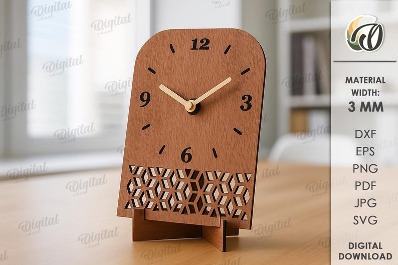 K&ouml;nnte beinhalten: Eine Holz-Schreibtischuhr mit hellbraunem Finish. Das Zifferblatt hat schwarze Ziffern und Zeiger mit einem dekorativen geometrischen Muster am Sockel. Die Uhr ist 3 mm breit.