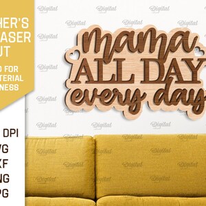 以下が含まれることがあります： 茶色の文字で「mama all day every day」と書かれた木製の看板。看板はあらゆる素材の厚さに適しており、300 DPI です。看板は黄色のソファの上に置かれています。