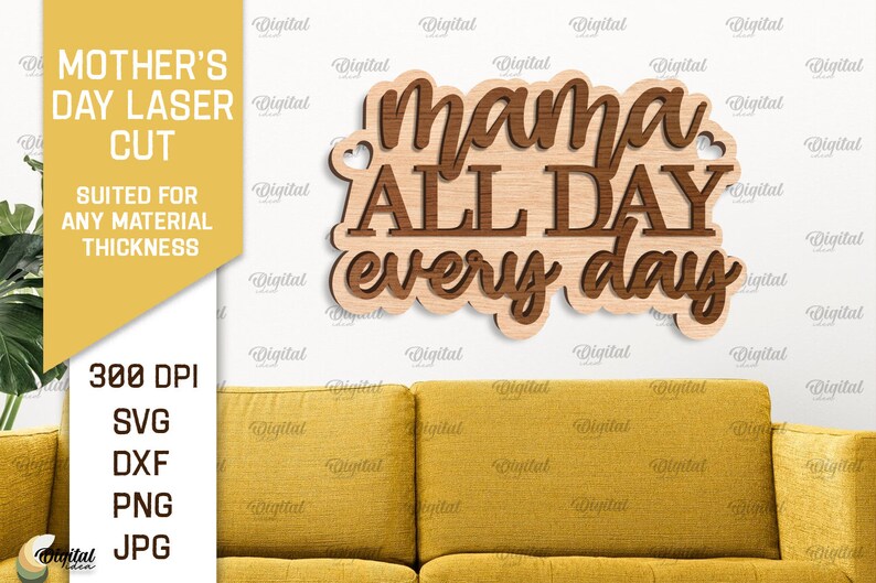 以下が含まれることがあります： 茶色の文字で「mama all day every day」と書かれた木製の看板。看板はあらゆる素材の厚さに適しており、300 DPI です。看板は黄色のソファの上に置かれています。