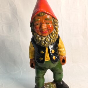 Figurine Ancienne Nain De Jardin En Plastique Tenant Un Râteau - Vintage, Occasion