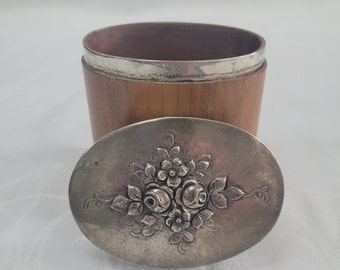 Scatola con coperchio in argento puro con decoro floreale, lavorazione di alta qualità