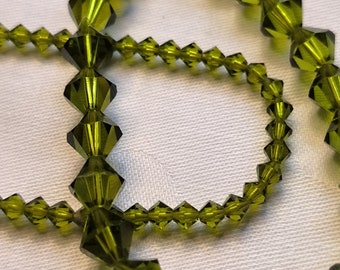 Set di bracciali in vetro verde con diamanti moderni