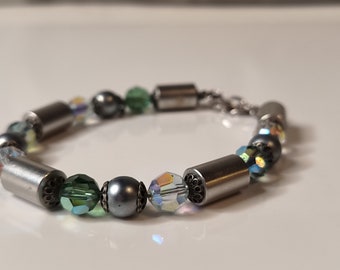Metal bracelet with faceted glass beads silver green with extension