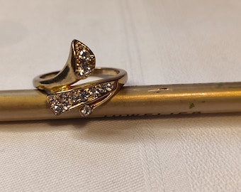 Ring gold bow with stones