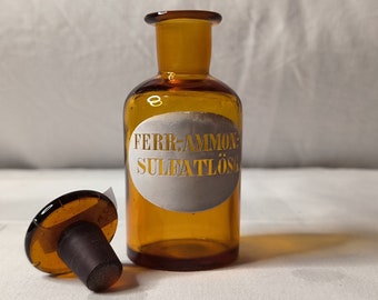 Bottiglia da farmacia "Ferr.-Ammon solfato soluzione" del 1900 con coperchio in vetro smaltato