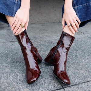 Handgemaakte bordeauxrode lakleren laarzen voor dames | Stijlvolle bordeauxrode dameslaarzen | Op maat gemaakte bordeauxrode leren slofjes | Trendy damesschoenen