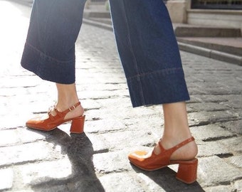 Handgemachte orangene Mary Janes in Lackleder – elegant für jeden Tag und für besondere Anlässe