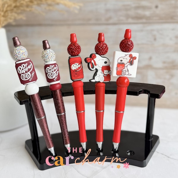 Caneta de miçangas inspirada no Dr. Pepper | Presente para amantes de refrigerante | Caneta de miçangas Dr. Pepper com Snoooy | Caneta de bebida com miçangas | Caneta 3D Dr Pepper