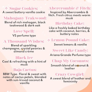 Puede incluir: Una tabla informativa de color rosa claro titulada Scent List que presenta una lista de nombres de fragancias y descripciones que incluyen Sugar Cookies, Mahogany Teakwood, Love Spell, A Thousand Wishes, Black Ice, Baja Cactus, Abercrombie & Fitch, Birthday Cake, Lemon Pound Cake, Sweet Like Candy, Chap My Coconuts y Crazy Cowgirl.