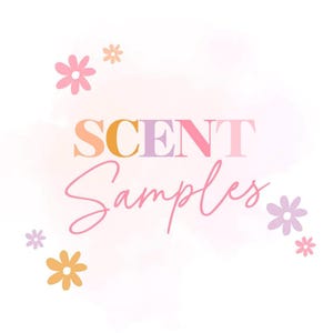 Op de afbeelding: Een witte achtergrond met de woorden "SCENT Samples" in een mix van kleuren en lettertypen. Het woord "SCENT" is in oranje, paars en roze. Het woord "Samples" is in een cursief roze lettertype. Kleine bloemillustraties in roze, oranje en paars zijn verspreid rond de tekst.