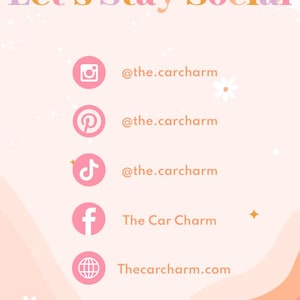 Puede incluir: Una tarjeta de contacto para redes sociales de color rosa claro con el texto Let's Stay Social en fuente degradada. Muestra iconos de Instagram, Pinterest, TikTok, Facebook y un sitio web, vinculados a @the.carcharm o The Car Charm.