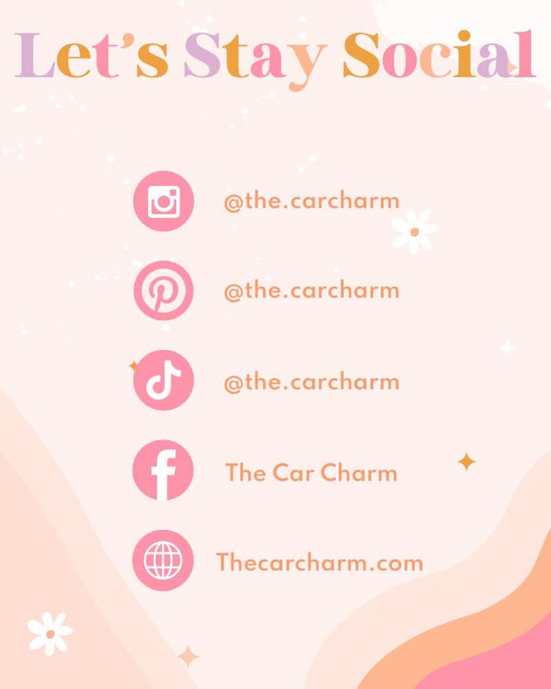 Puede incluir: Una tarjeta de contacto para redes sociales de color rosa claro con el texto Let's Stay Social en fuente degradada. Muestra iconos de Instagram, Pinterest, TikTok, Facebook y un sitio web, vinculados a @the.carcharm o The Car Charm.